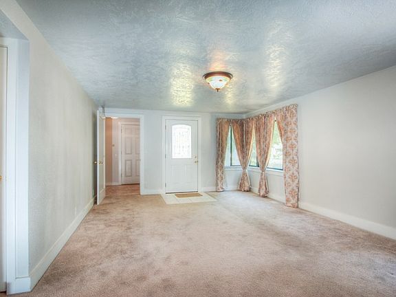 2nd image of 1085 E Park St