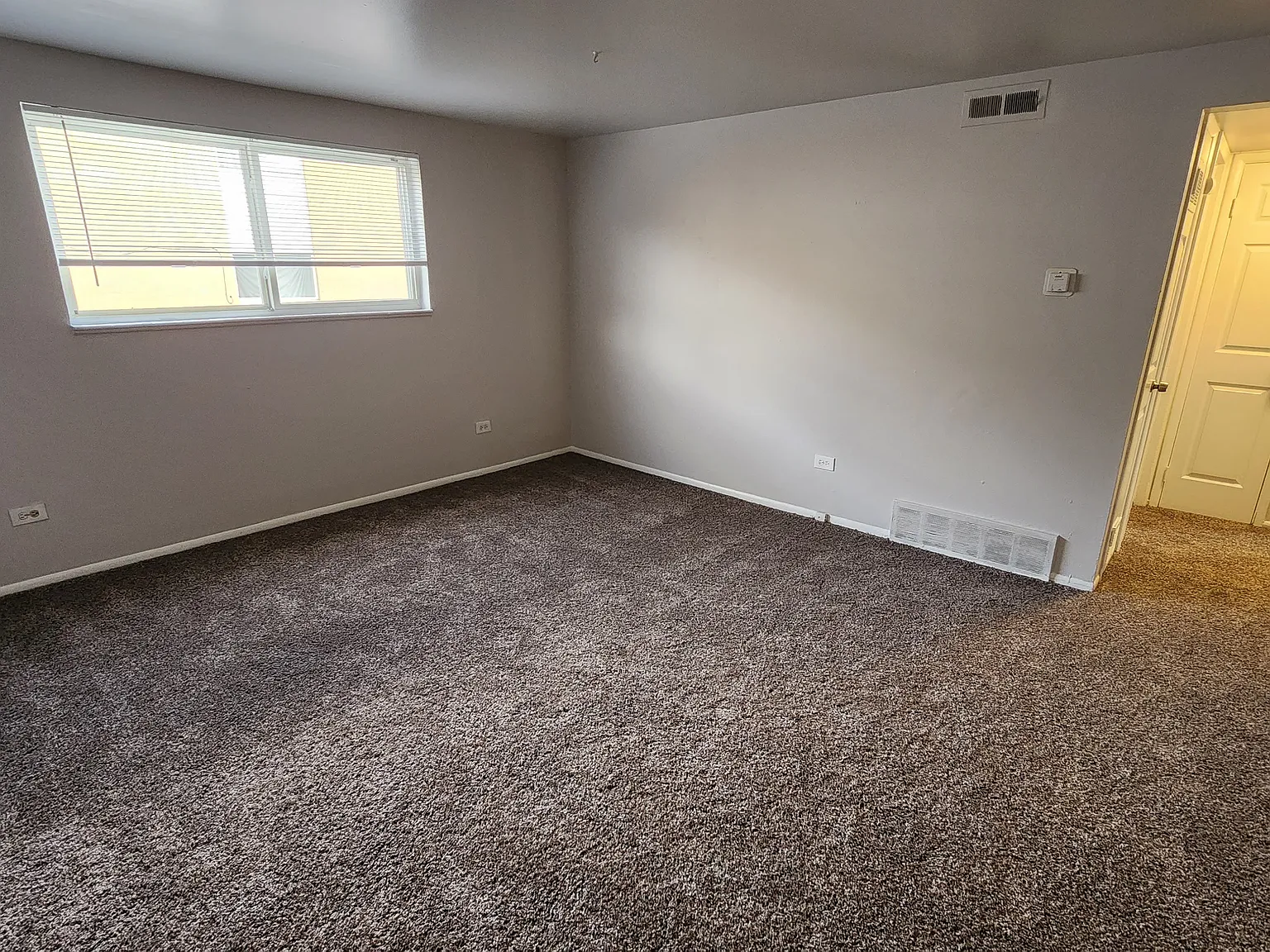 2 bed, 879 sqft, $1,300 — Photo 3