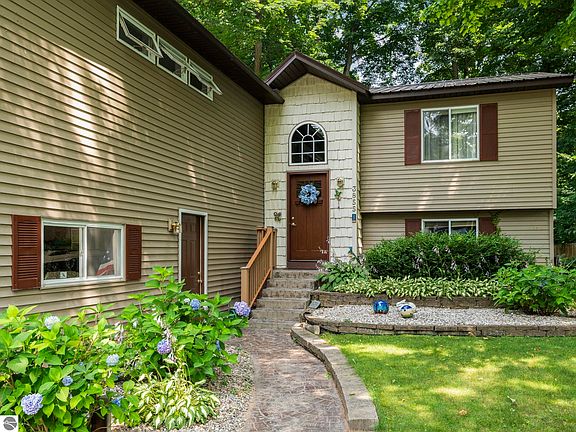 4th image of 3855 White Birch Dr