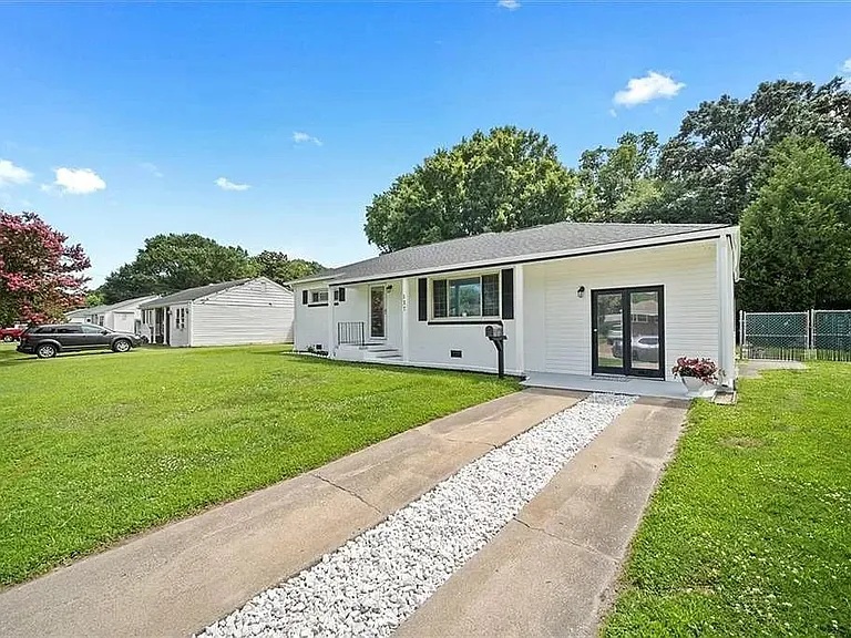 137 Woods Rd — Photo 1
