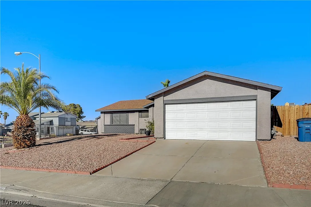 3 bed, 2.0 bath, 1340 sqft, $2,495 — Photo 3
