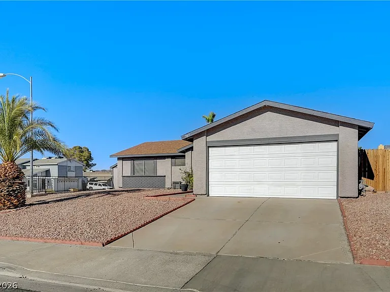 707 Honeybee Ct — Photo 3