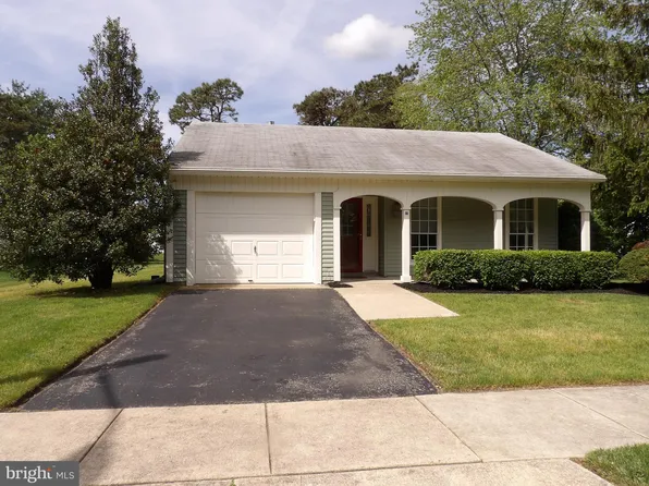 870 Westminster Dr N, Southampton, NJ 08088