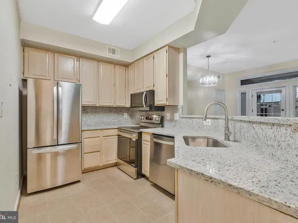 1319 Garden Wall Ct #404, Reston, VA 20194