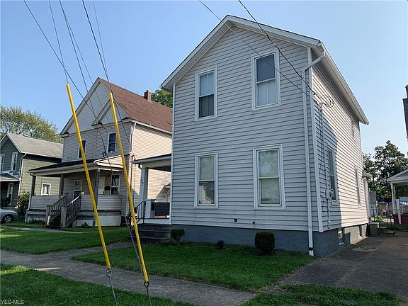 3rd image of 927 W 11th St