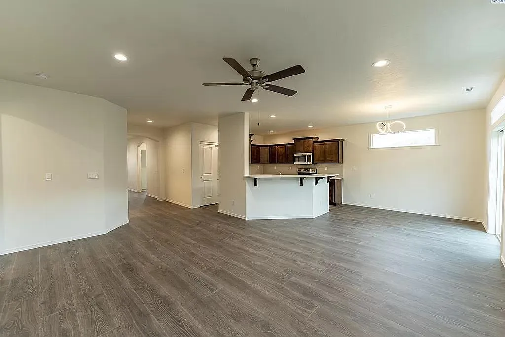 217 SW Mariposa Ct — Photo 3