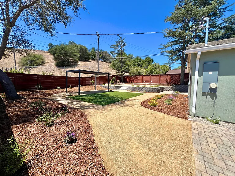 1327 Tanglewood Dr — Photo 23