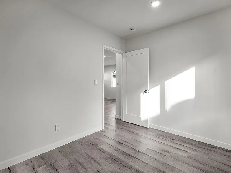 5846 Denver Ave — Photo 8