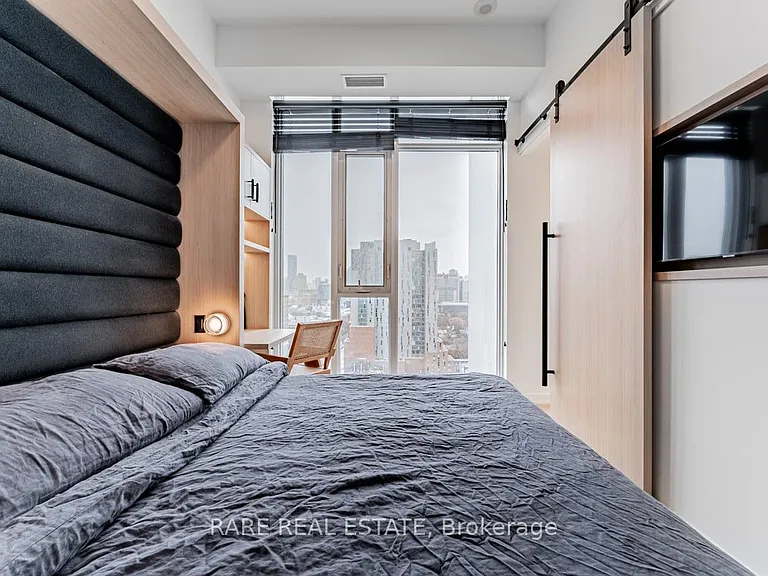 297 College St #Penthouse 5 — Photo 34