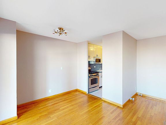 4th image of 2928 W 5th St APT 8A