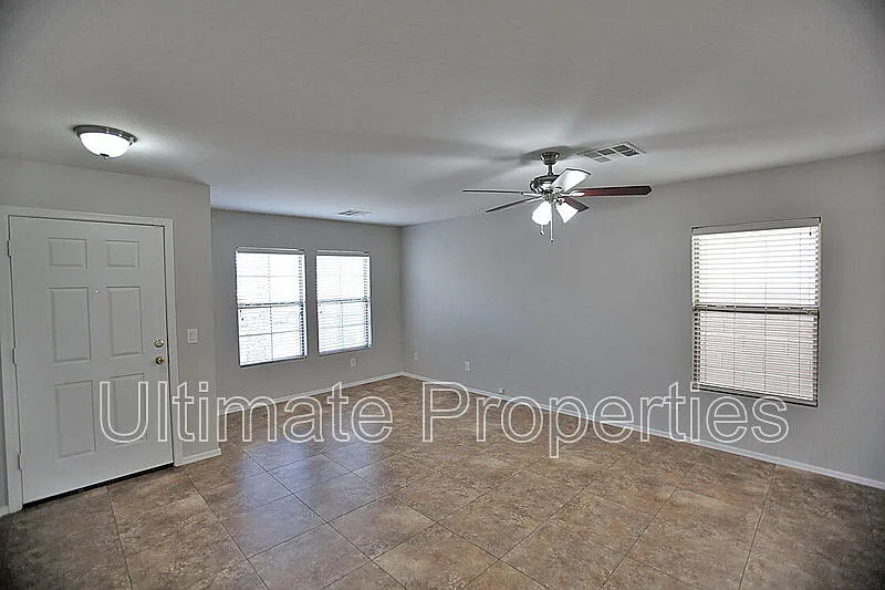 3 bed, 2.0 bath, 1919 sqft, $1,945 — Photo 4