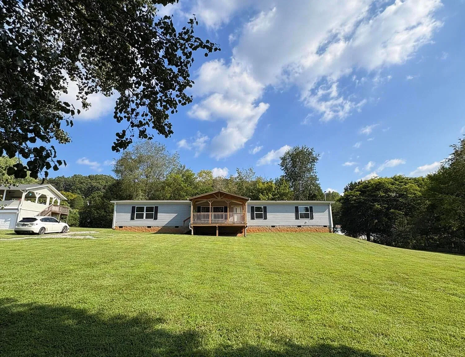 4 bed, 3.0 bath, 2001 sqft, $2,000 — Photo 1