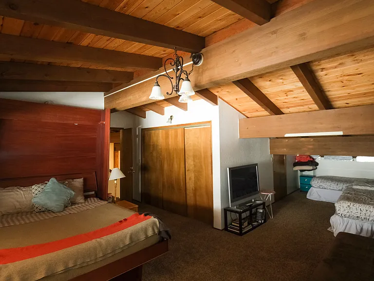 Large Bedroom with 2 extra single beds