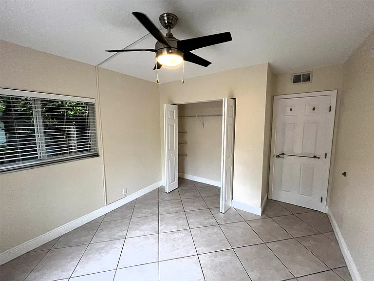 1460 NE 18th St #104 — Photo 38
