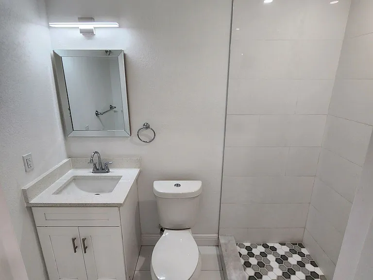 1605 N Gomez Ave — Photo 33
