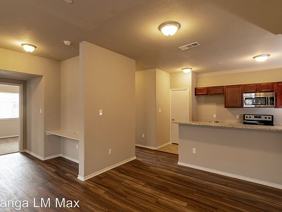 4th image of 504 E Hazelwood St Unit A