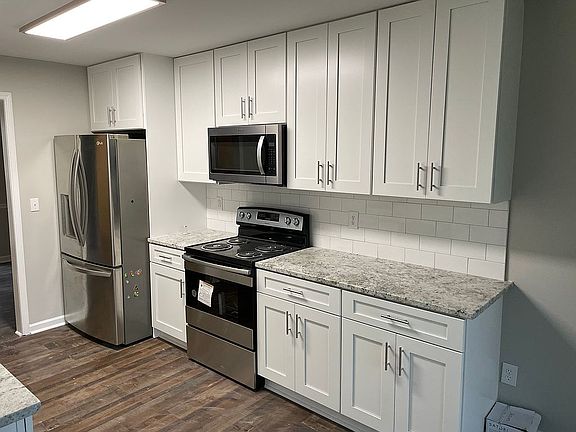 2nd image of 2900 Churchill Ln