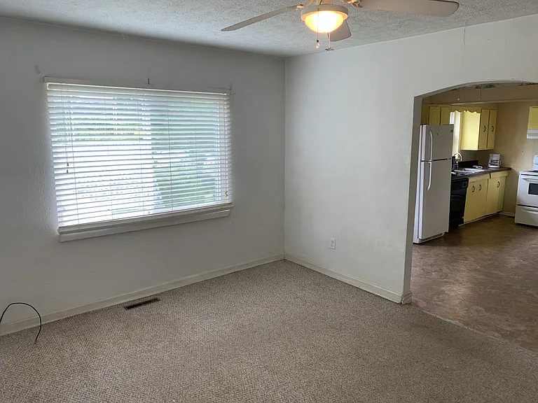 106 Eureka Rd — Photo 2