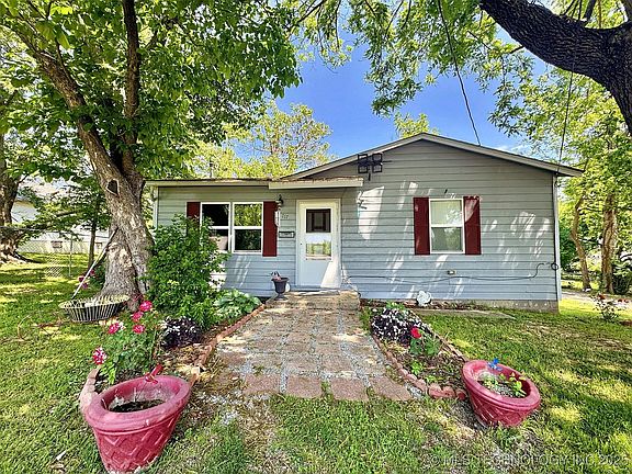 3rd image of 117 S Bluff Ave