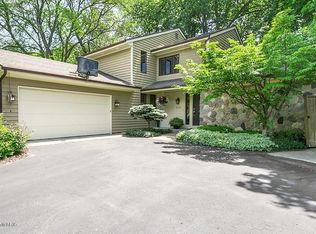 2530 Hampshire Blvd SE, East Grand Rapids, MI 49506