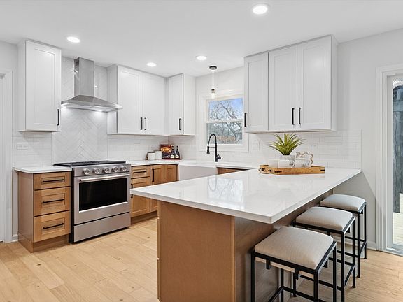 2nd image of 731 S River Rd