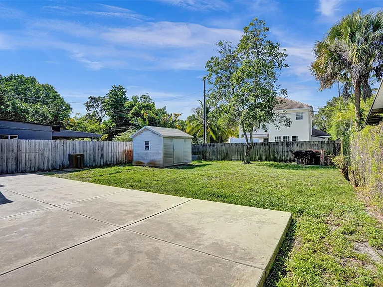807 SW 18th St — Photo 50