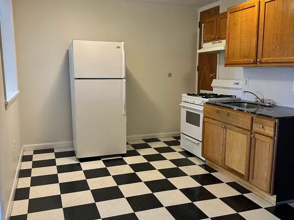 (undisclosed Address), Holyoke, MA 01040