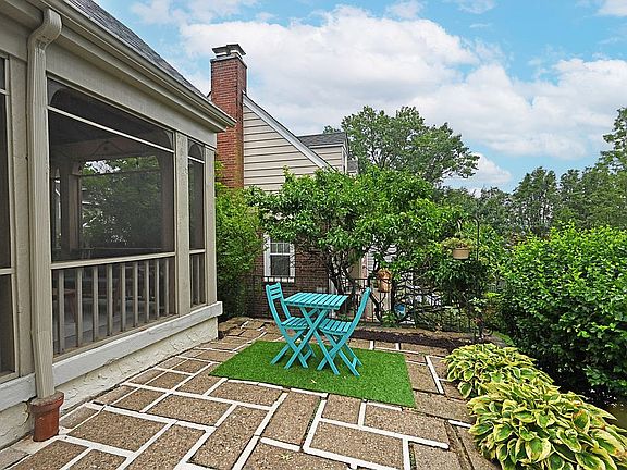 3rd image of 3508 Victoria Pl