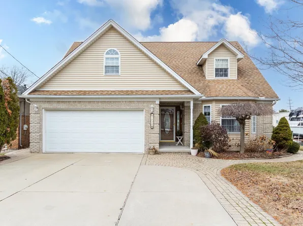 7520 Colony Dr, Clay, MI 48001