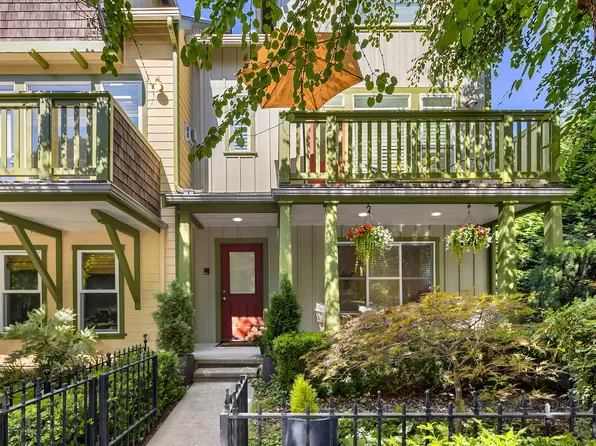 737 Madison Ave N, Bainbridge Island, WA 98110