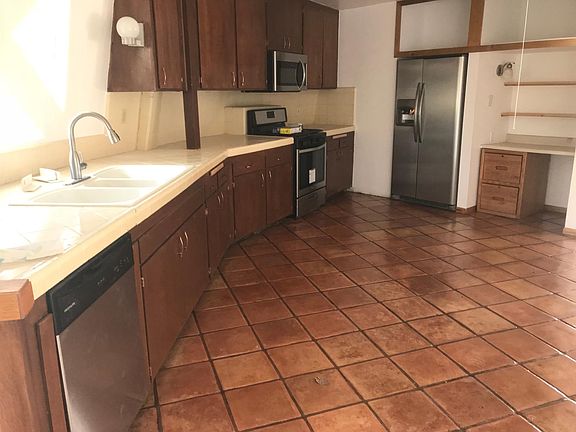 New appliances spacious kitchen with extra large pantry room