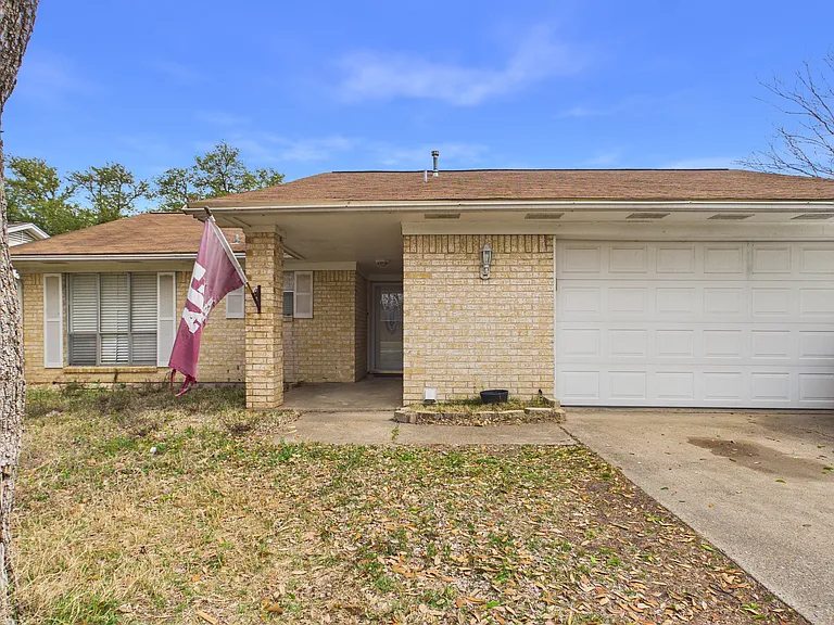 1813 Langford St — Photo 2