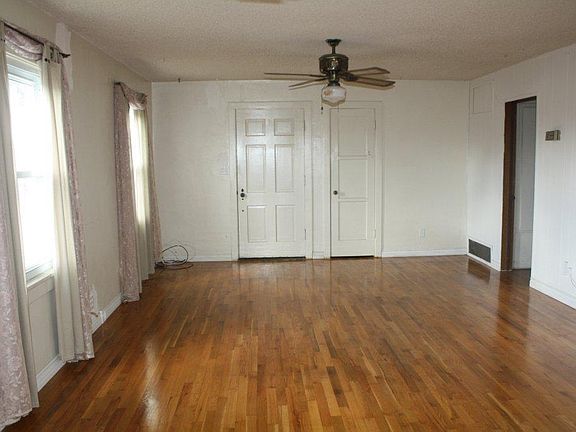 5th image of 415 Alpine Ave