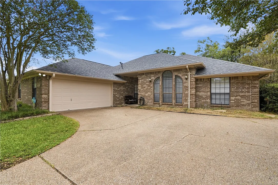4 bed, 2.5 bath, 1988 sqft, $2,500 — Photo 3