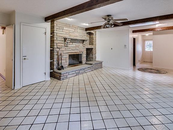 Living room with entrance