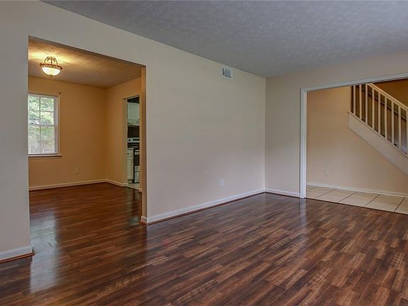 4th image of 1176 Woodbridge Dr NE