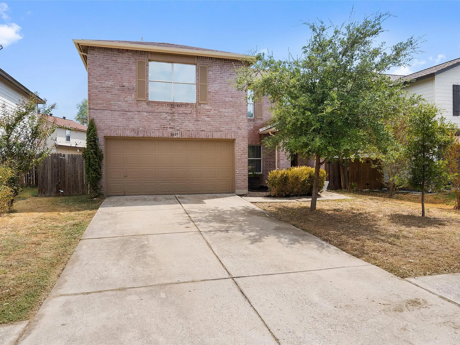 4 bed, 2.5 bath, 2351 sqft, $2,400 — Photo 3
