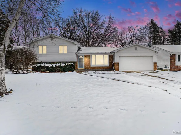 5023 Spring Well Ln, Grand Blanc, MI 48439