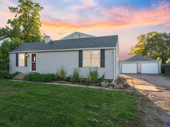 3117 S Lake Ave, Sioux Falls, SD 57105
