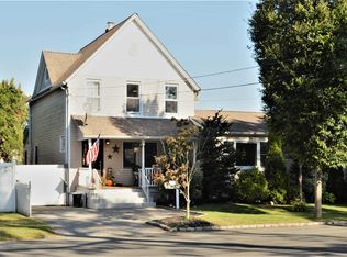 374 S Broadway St, Lindenhurst, NY 11757