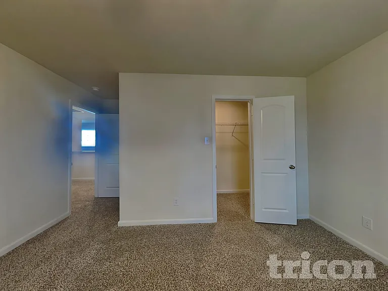 1933 Belmont Ln — Photo 12