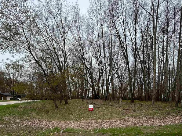 1048 Bundy Dr, Lake Isabella, MI 48893