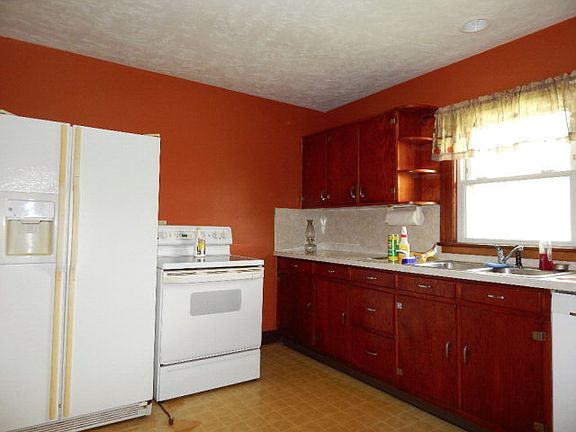 5th image of 405 Hickory Ln