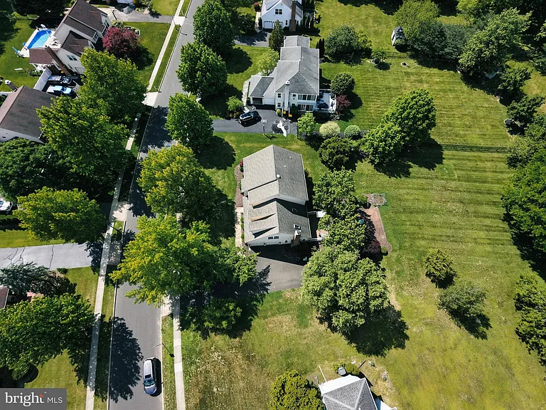 139 Mallard Dr W — Photo 38