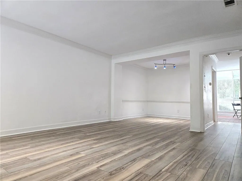 2 bed, 2.5 bath, 1366 sqft, $2,100 — Photo 3