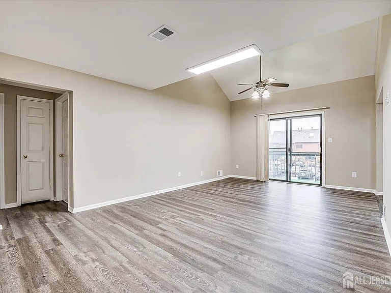 132-H Beverly Hill Ter — Photo 3