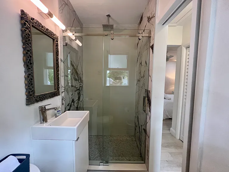 6030 N Bayshore Dr #4 — Photo 3