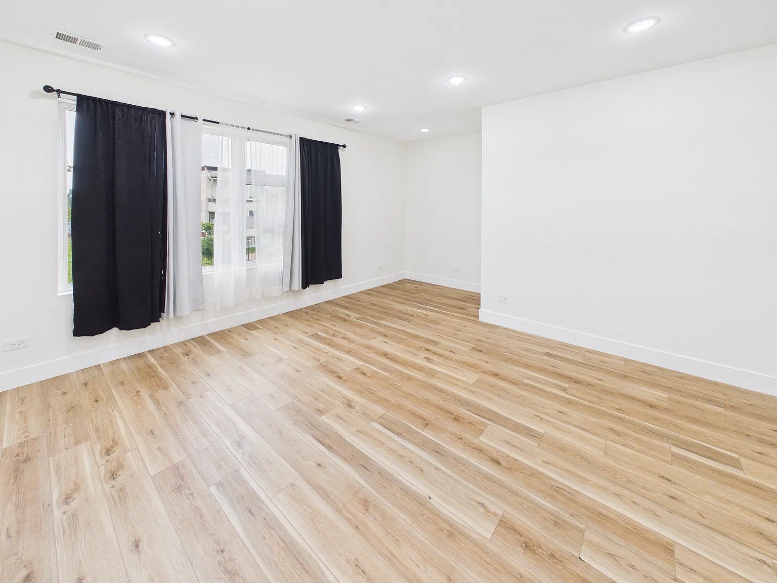 3 bed, 1250 sqft, $2,395 — Photo 2