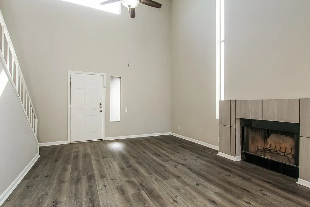 3 bed, 2.0 bath, 1370 sqft, $2,070 — Photo 4