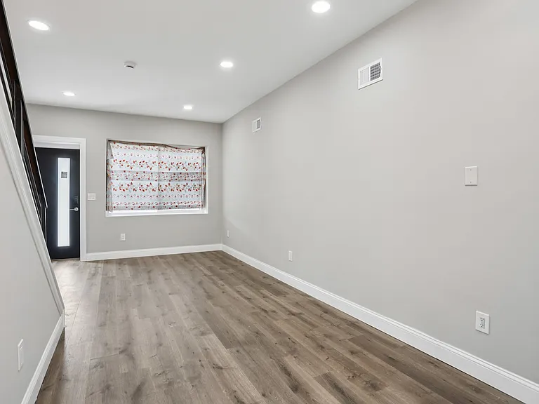 2225 N Waterloo St — Photo 28